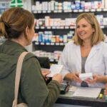 Pharmacie de garde le dimanche : faut-il payer ses médicaments plus cher ?